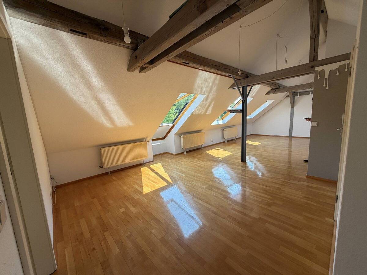 Loftartiges Wohnen über den Dächern - 2,5 Zimmer mit Balkonfenster am Kurpark Bad Cannstatt – 70372 Stuttgart – Bild 1 von 7