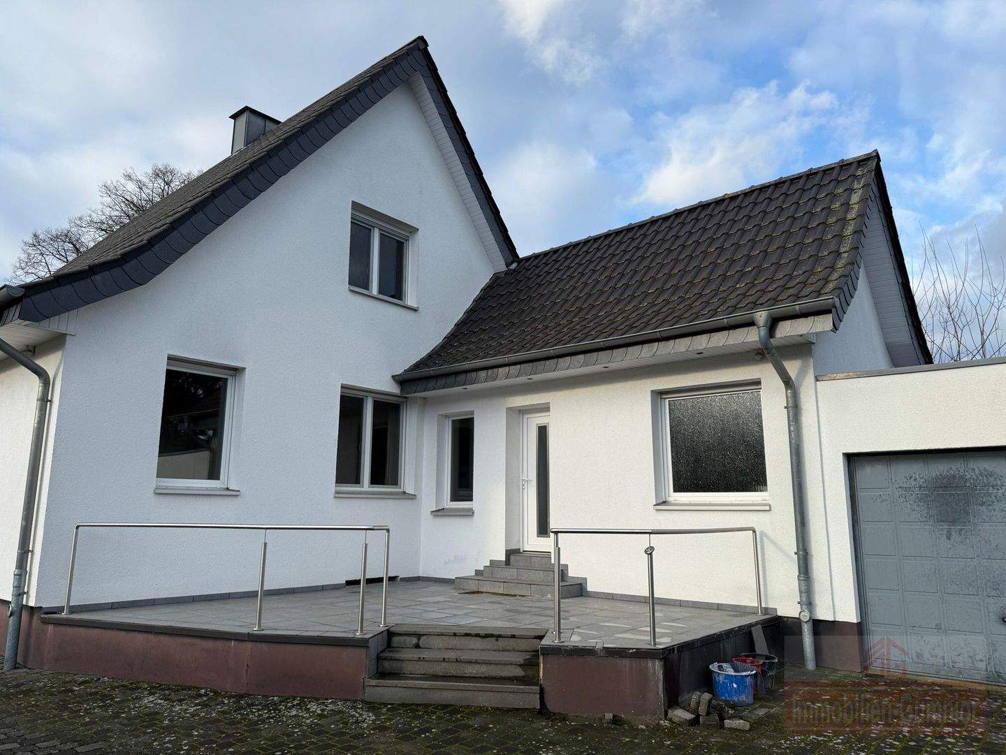 +++RESERVIERT+++IMMOBILIEN GUMNIOR präsentiert: Einfamilienhaus mit drei Garagen in Rheine – Rheine – Bild 1 von 9