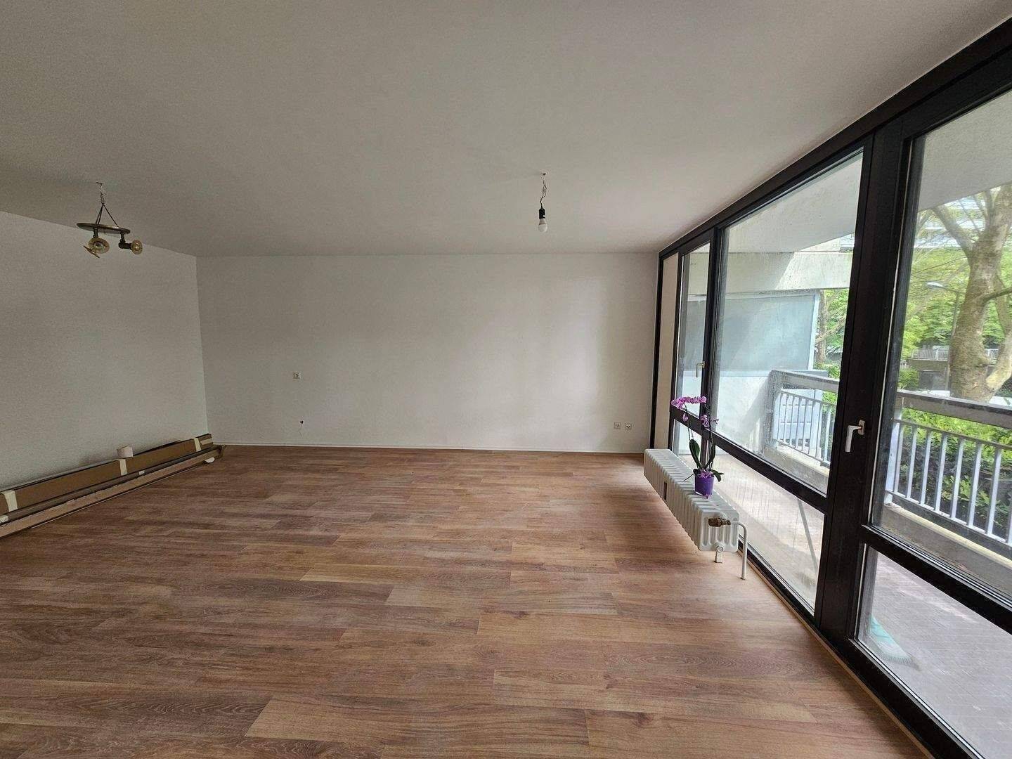 Kölner Westen Top renovierte 2 Zimmer Eigentumswohnung inkl. Aufzug, Balkon und PKW Tiefgaragenstellplatz ab sofort zum Kauf – Köln – Vorschaubild 3