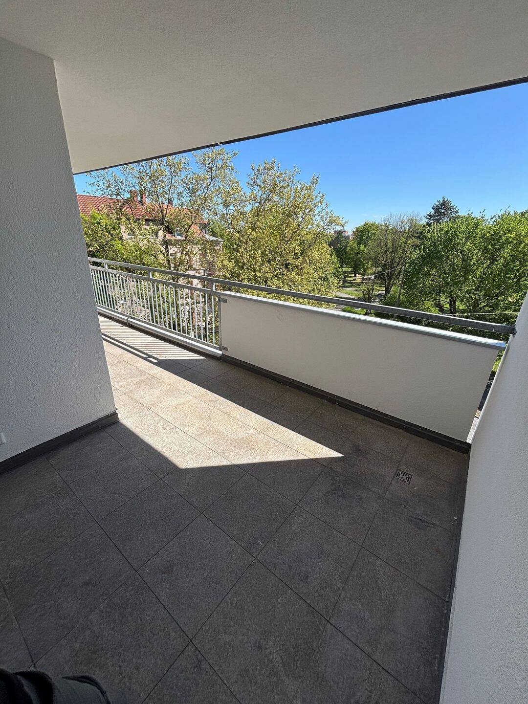 Neu renovierte 4-Zimmer-Wohnung mit Balkon, Aufzug & Tiefgarage am Cramer-Klett-Park – Nürnberg – Vorschaubild 4