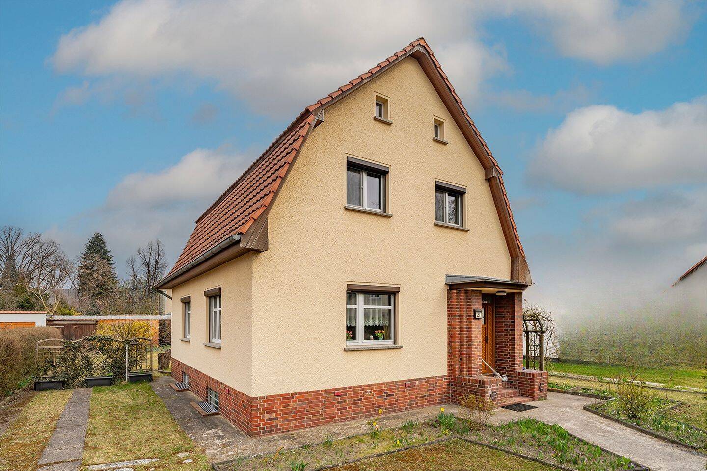 Einfamilienhaus mit großem Garten und Mansarddach im Buntzelkiez