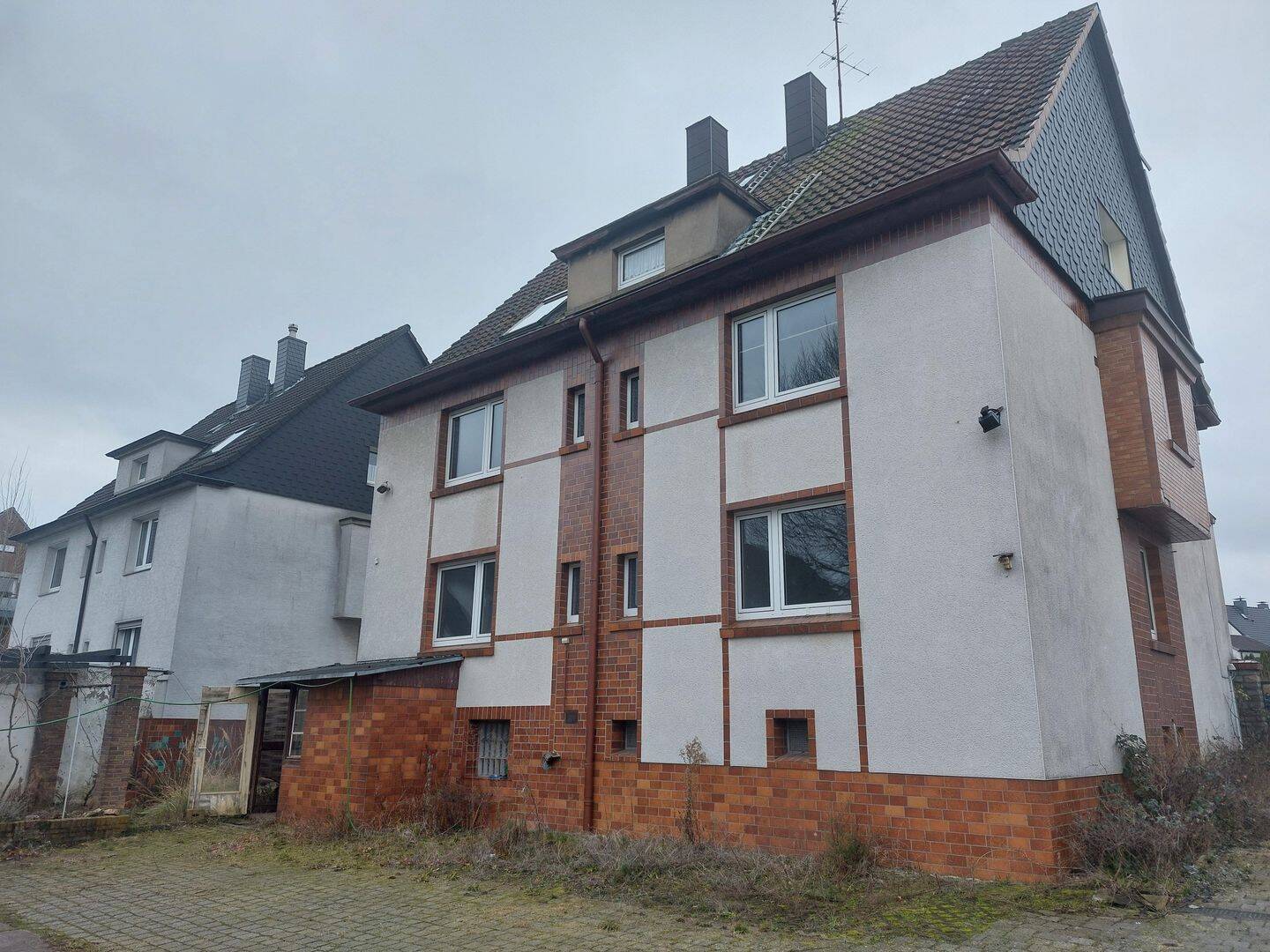 Teilsaniertes Dreifamilienhaus mit Potenzial, inkl. 7 Garagen & 3 Stellplätzen – Bochum – Vorschaubild 4