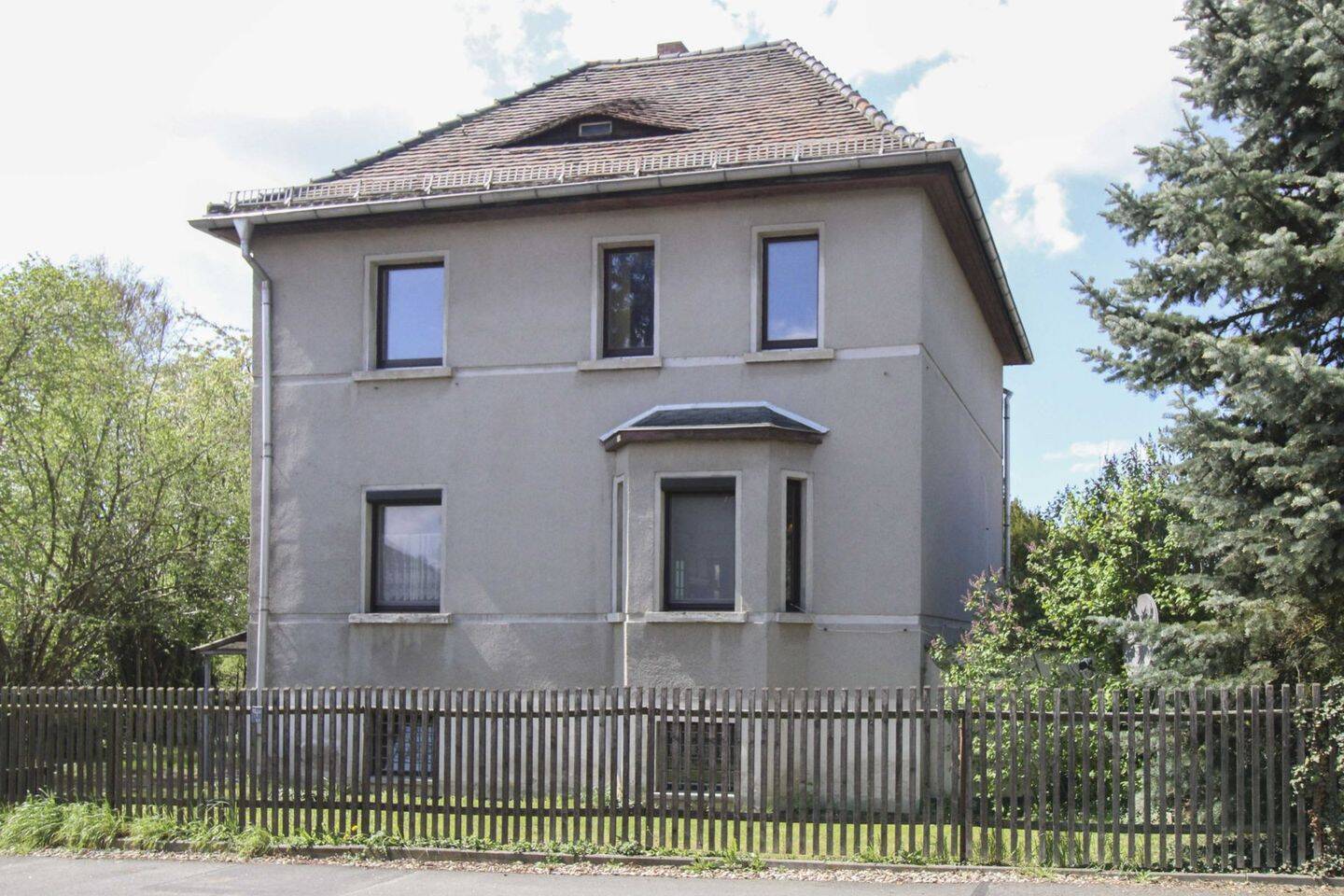 Freistehendes EFH in ruhiger Lage - Garten und Garagen - sofort bezugsfrei - Renovierungsbedarf
