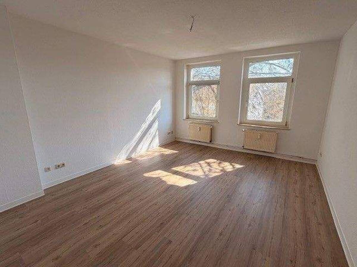 Gemütliche 4-Raum Wohnung mit nagelneuem Vinylfußboden und Einbauküche. – 39112 Magdeburg – Bild 1 von 9