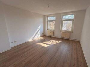 Gemütliche 4-Raum Wohnung mit nagelneuem Vinylfußboden und Einbauküche.