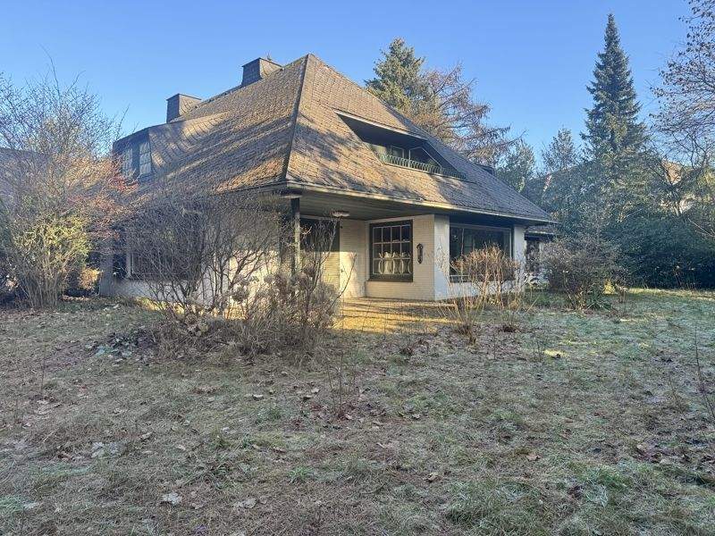 Charakterstarkes Anwesen auf großzügigem Grundstück in Pinnebergs Toplage – Pinneberg – Bild 1 von 9