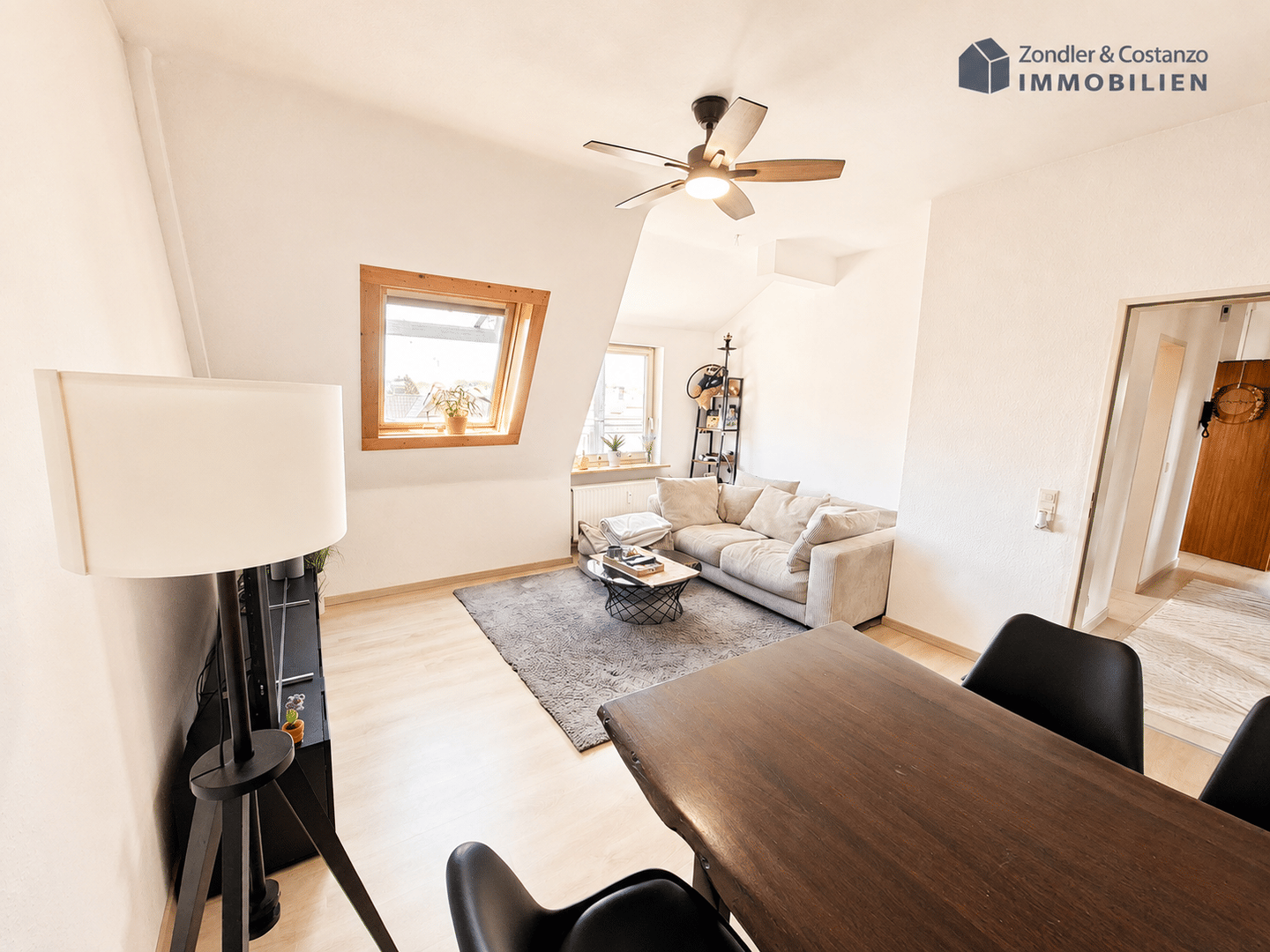 * Großzügige, helle und gepflegte 4-Zi.-Wohnung im DG * TL-Bad * EBK * toller Balkon! * – Stuttgart – Vorschaubild 2