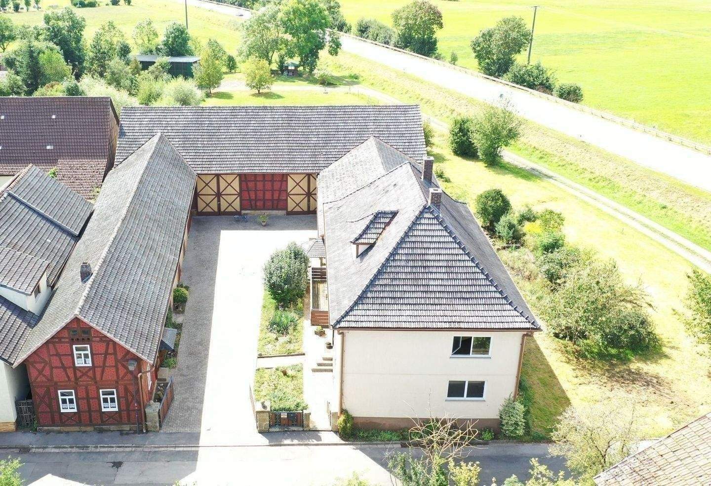 TRAUMHAFTER MÄRCHEN DREISEITENHOF + WOHNHAUS + WOHNUNG (18 PFERDEBOXEN MÖGLICH) oder BAUTRÄGEROBJEKT FÜR WOHNUNGSBAU oder GASTRO FACHWERK REITERHOF – Itzgrund – Vorschaubild 2