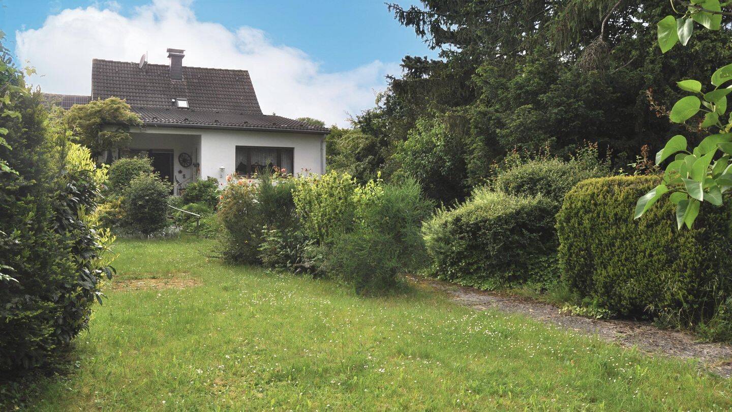 Sanieren oder neu bauen: charmantes EFH, 6 Zimmer, Einliegerwohnung, großer Garten, Garage – Düsseldorf – Vorschaubild 2