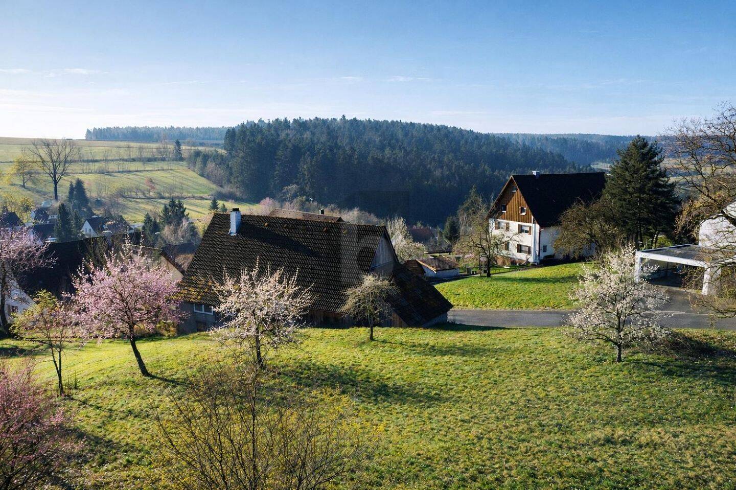 IHR ZUHAUSE ZWISCHEN APFELBÄUMEN