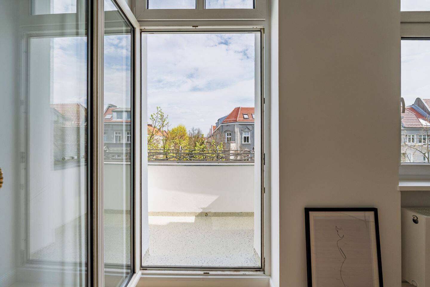 Modernisierter Altbau mit Balkon und Fahrstuhl – Berlin – Vorschaubild 3