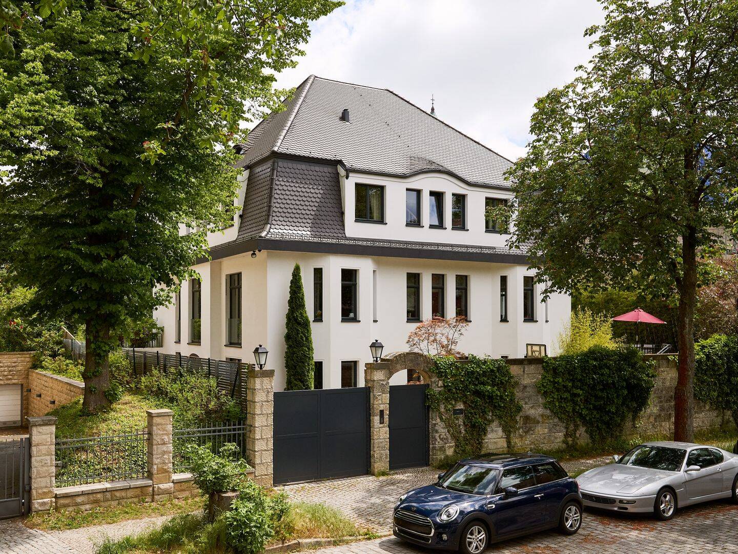 Architektonisches Unikat: Luxuriöse Altbauvilla mit Einliegerwohnung & Salzwasseraußenpool