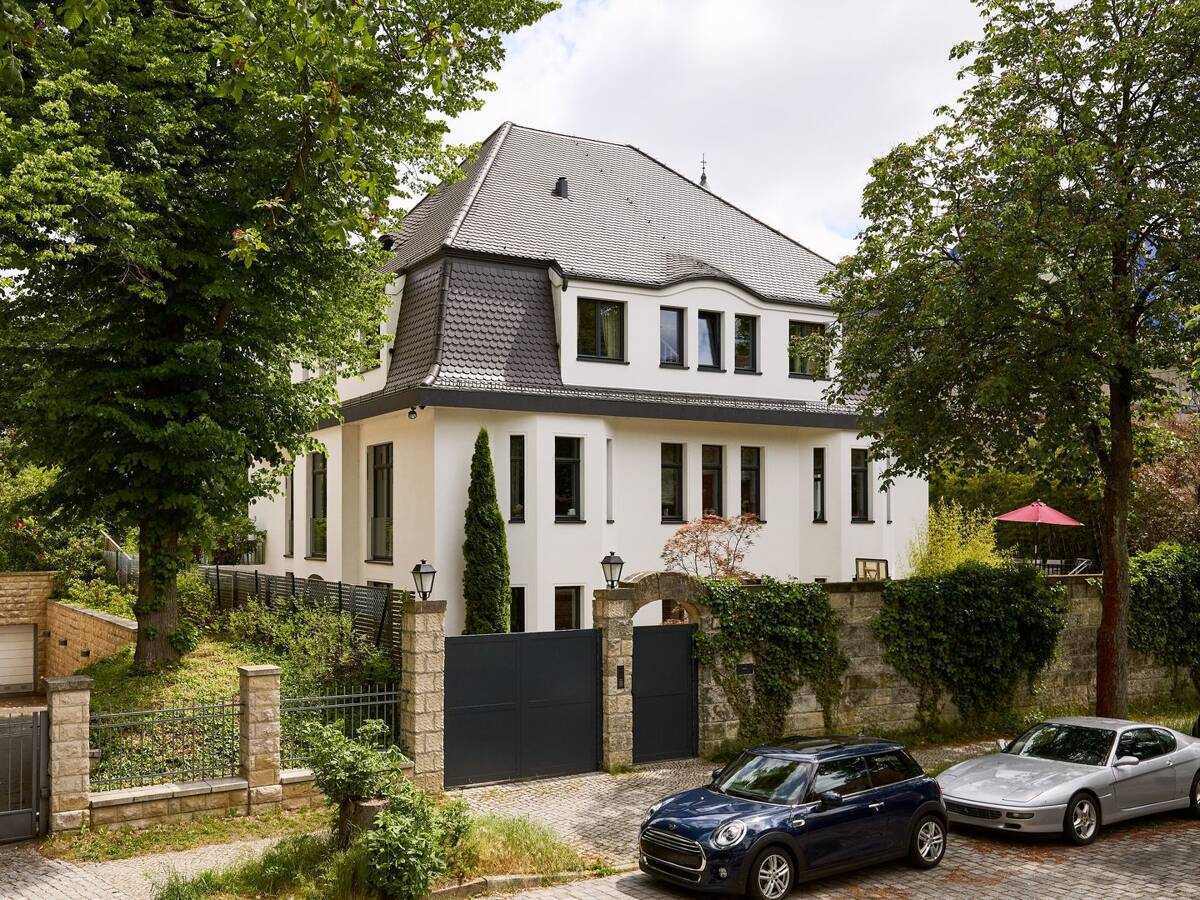 Architektonisches Unikat: Luxuriöse Altbauvilla mit Einliegerwohnung & Salzwasseraußenpool – 14169 Berlin – Bild 1 von 9
