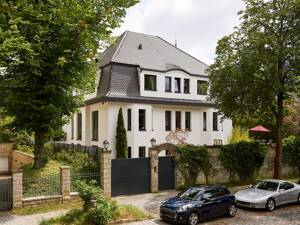 Architektonisches Unikat: Luxuriöse Altbauvilla mit Einliegerwohnung & Salzwasseraußenpool