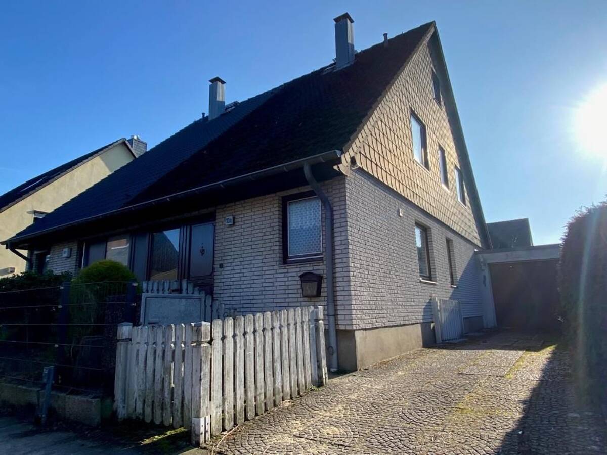 DOPPELHAUSHÄLFTE MIT KELLER UND GARAGE – 22119 Hamburg – Bild 1 von 9