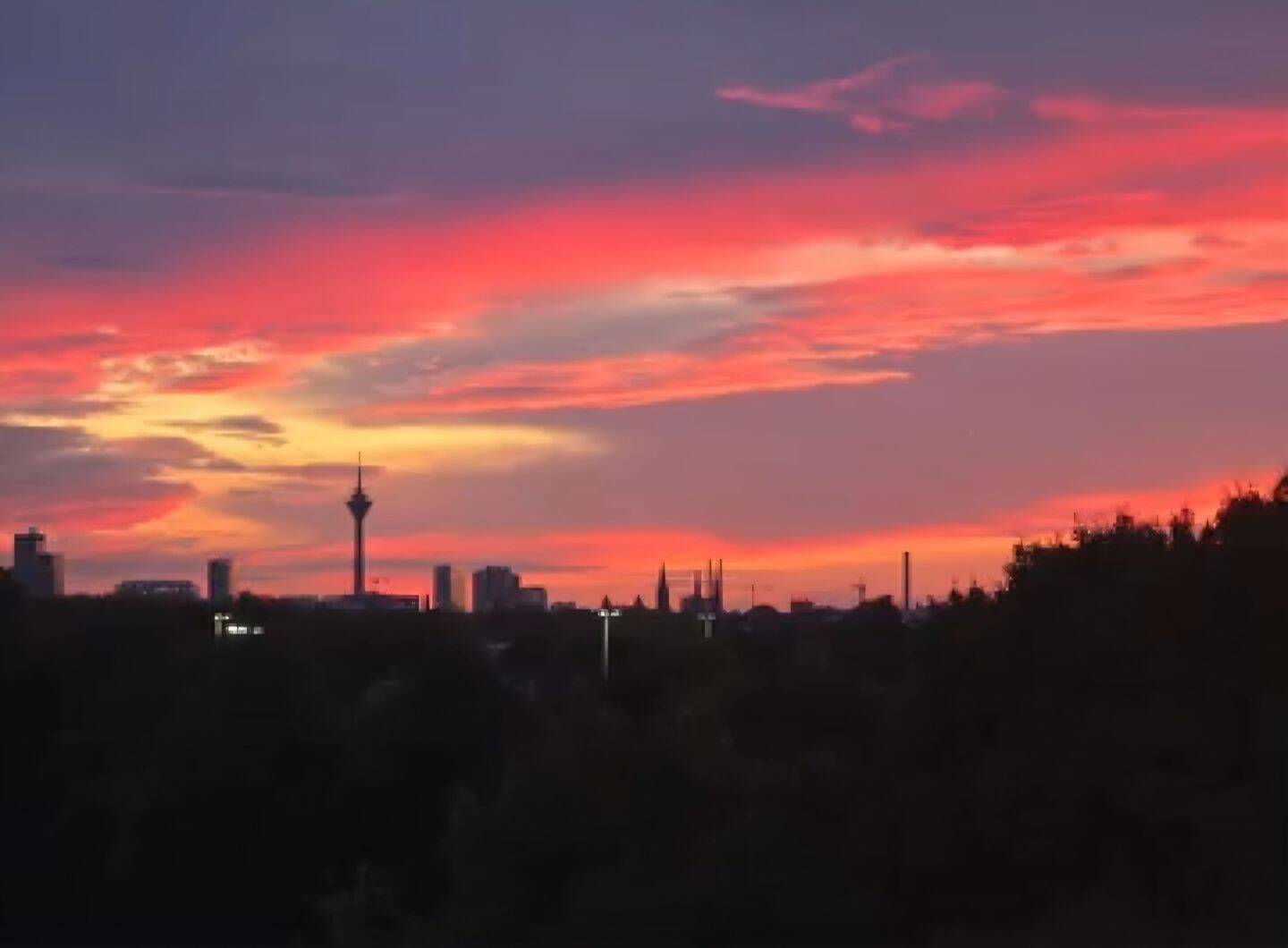 Modernes Penthouse mit Panoramablick in Düsseldorf – Düsseldorf – Vorschaubild 2