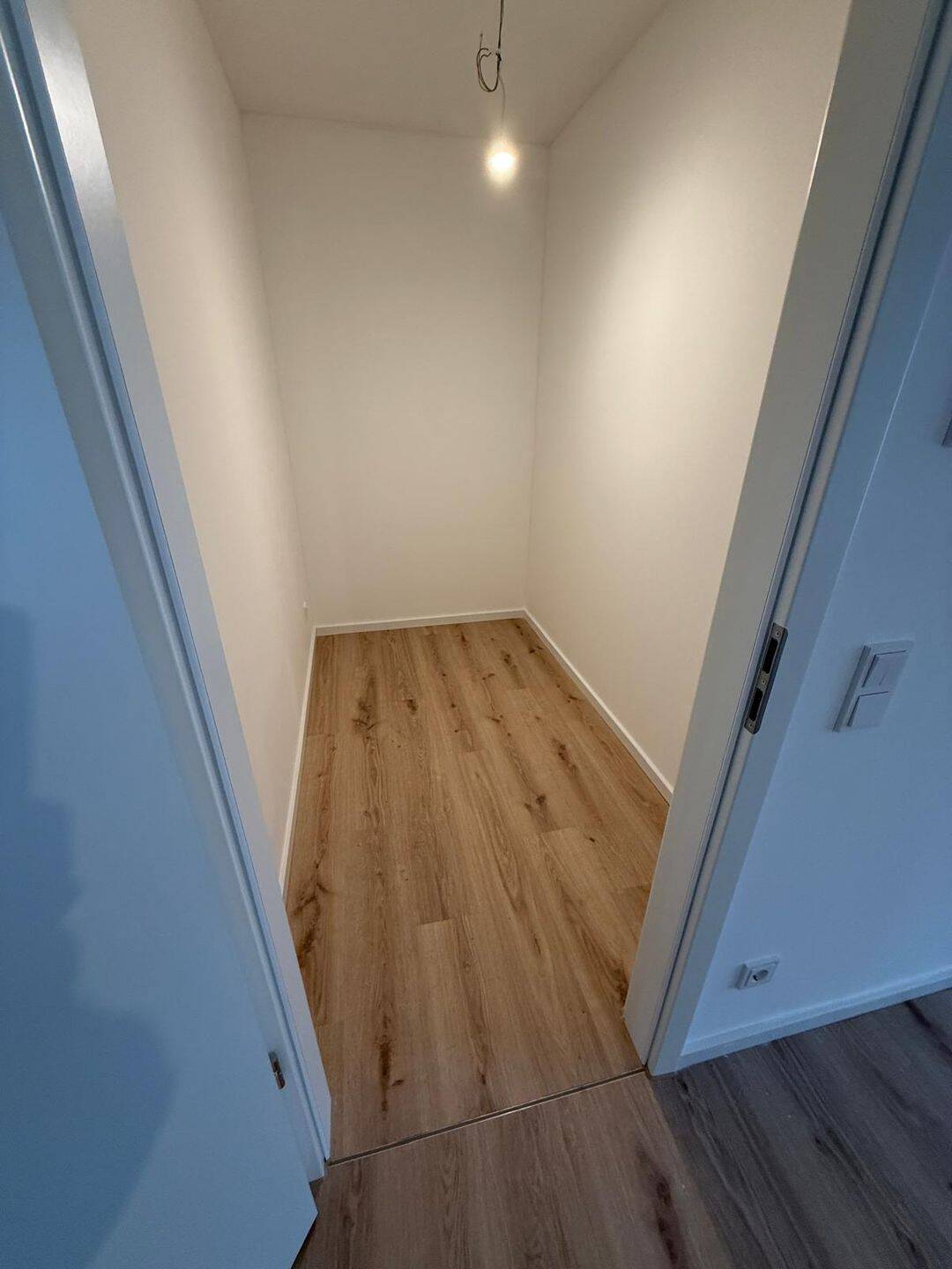 Exklusiver Neubau: Perfekt geschnittene 3-Zimmer-Wohnung mit Balkon | EBK | TG | Fußbodenheizung – Nürnberg – Vorschaubild 3