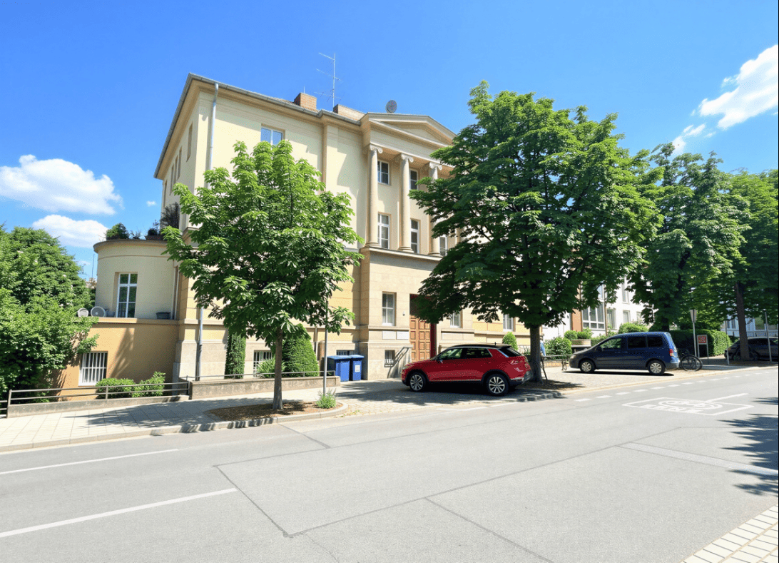 Stilvolle Altbauwohnung mit Balkon in denkmalgeschützter Villa
