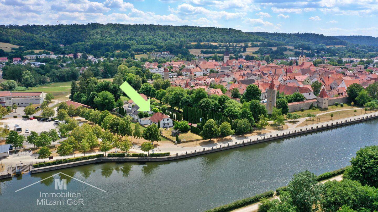 Unverbaubares Einfamilienhaus mit Doppelgarage in einmaliger Lage direkt am Main-Donau-Kanal – Berching – Bild 1 von 9