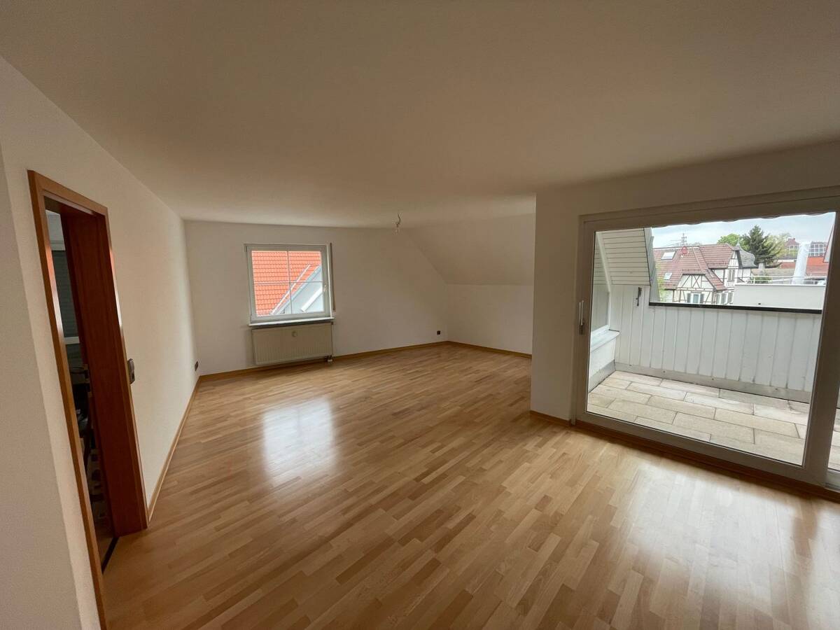 Helle 3-Zimmer-Maisonettenwohnung mit Galerie, Klimaanlage, Balkon und Dachterrasse in Esslingen-Berkheim – 73734 Esslingen am Neckar – Bild 1 von 9