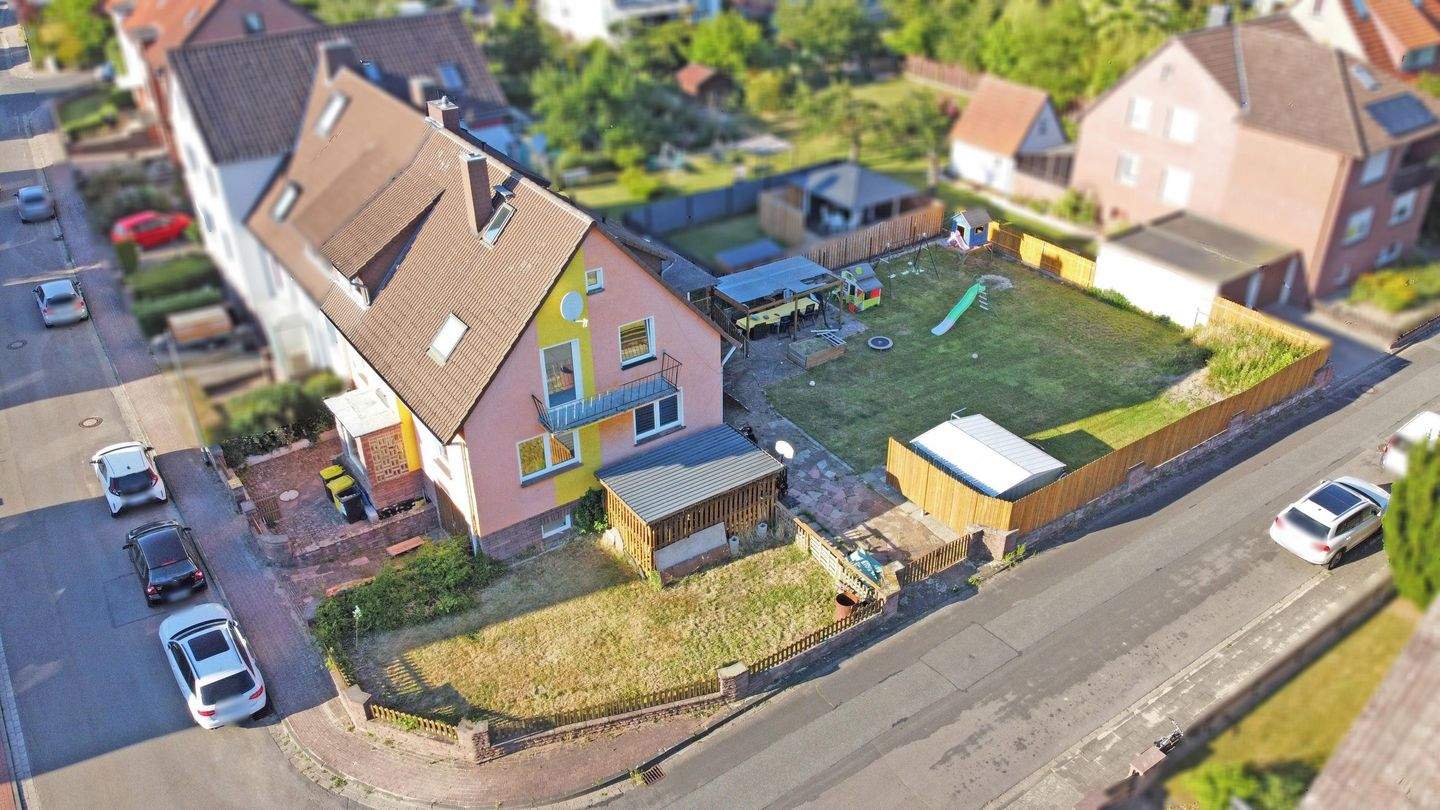 Garbsen-Berenbostel - Zweifamilien-DHH mit gr. Garten & 2 Garagen – Garbsen – Bild 1 von 9