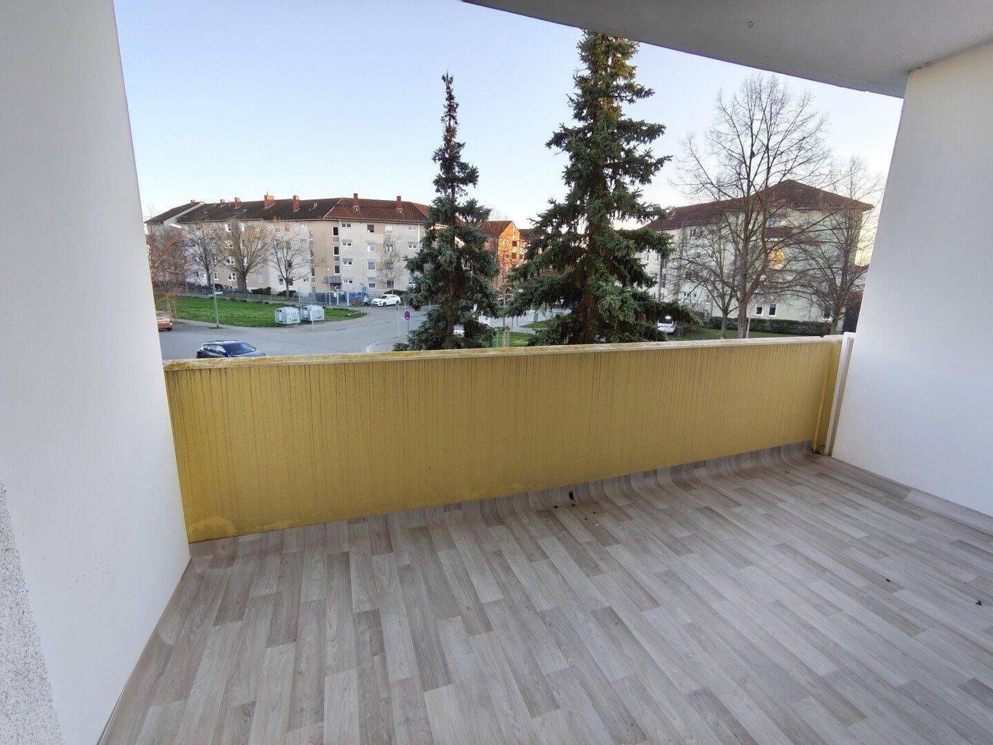 Frisch renoviert: Helle Wohnung mit großem, sonnigen Balkon