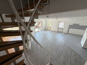 Gut geschnittene 4-Zimmer-Maisonette-Wohnung mit Dachloggia und 2 Bädern in Tennenlohe - freier Ausblick