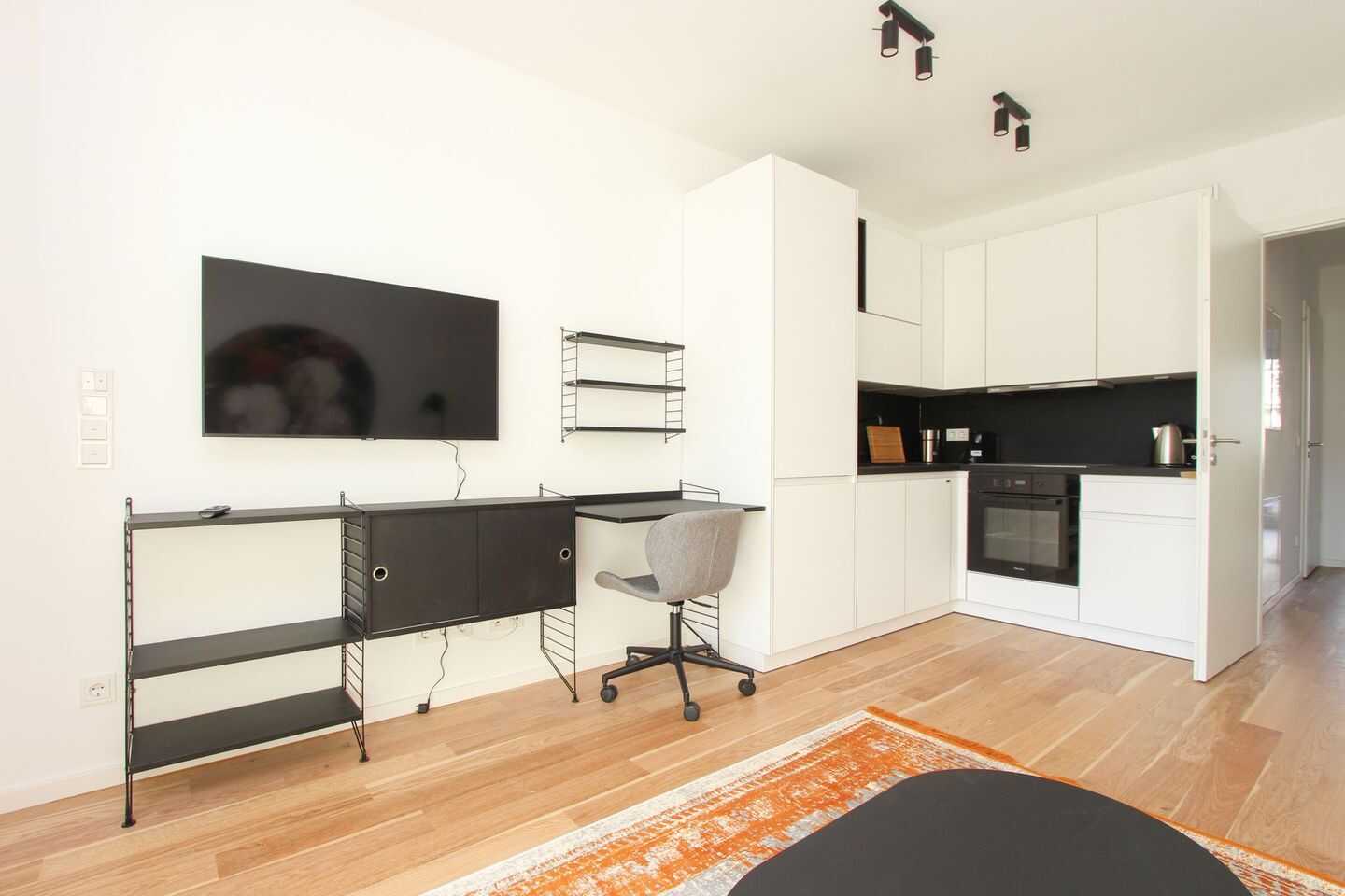 Möblierte 2-Zimmer-Wohnung mit Terrasse und Loggia – München – Vorschaubild 2