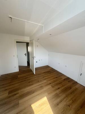 - frisch sanierte DG-Wohnung mit moderner Ausstattung in Essen-Burgaltendorf - – 45289 Essen – Vorschaubild 5