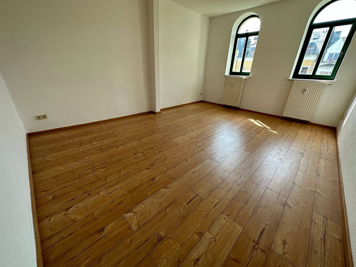 WOHNEN im Dachgeschoss - modetne EBK *** Bad mit Fenster + Wanne ! – Chemnitz – Vorschaubild 5
