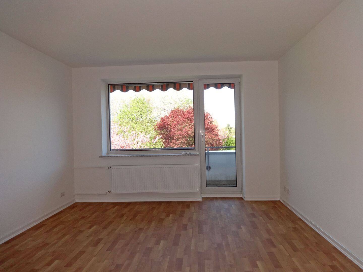 HH-Farmsen, 2-Zimmer Wohnung im 2.OG mit Balkon !! Bitte unsere Fragen beachten !! – Hamburg – Vorschaubild 3