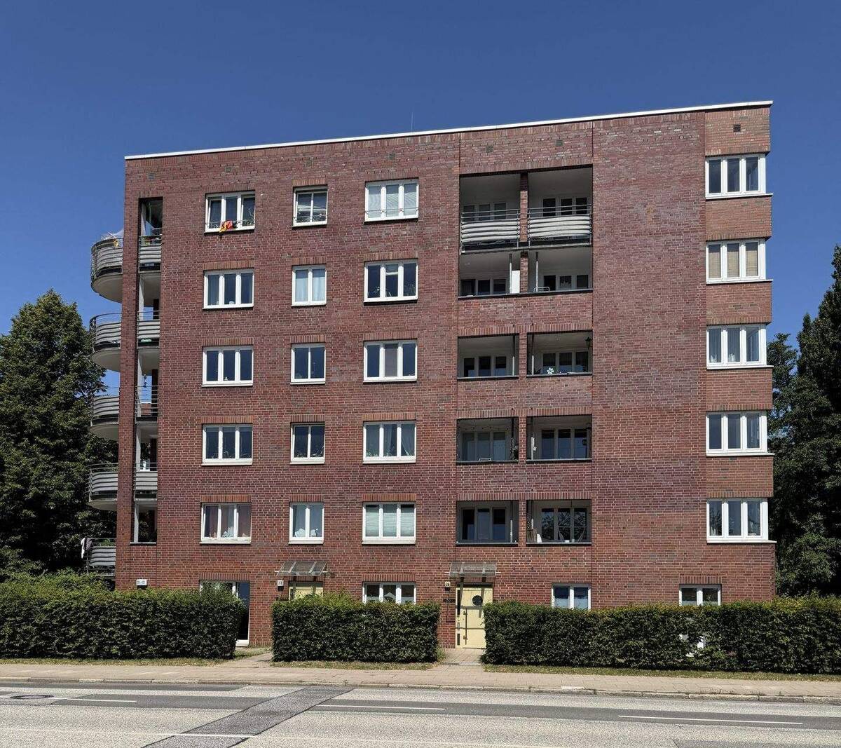 Rollstuhlgerechte Wohnung mit neuer Einbauküche und Terrasse! – 20539 Hamburg – Bild 1 von 4
