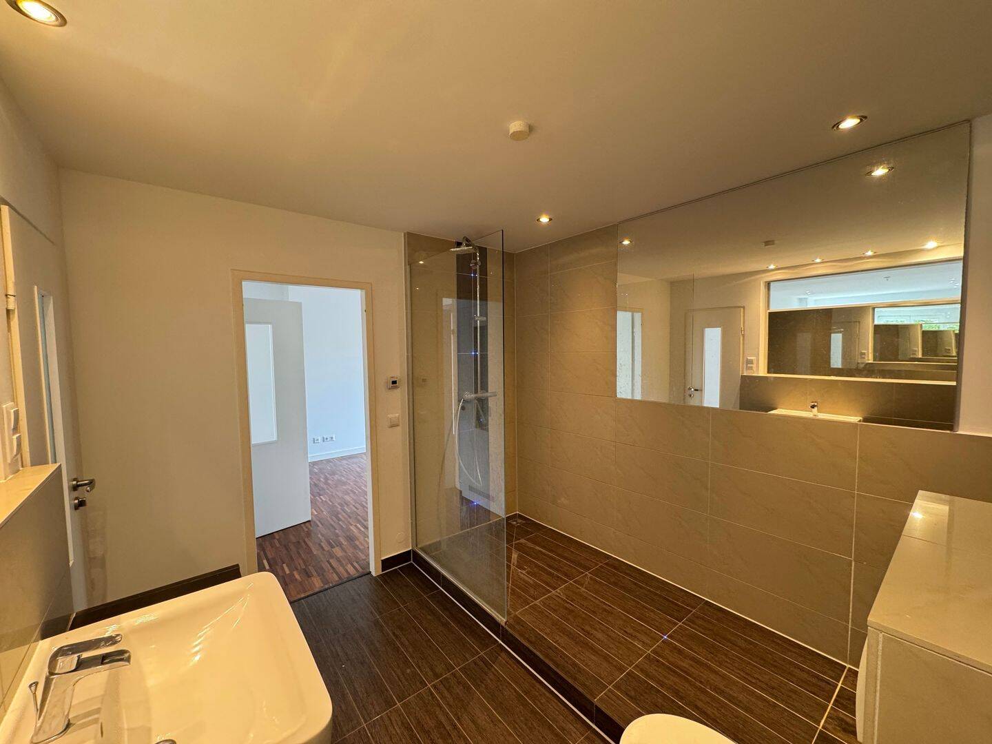 Zuhause mit Charakter: außergewöhnlicher Grundriss, warme Atmosphäre & Balkon zum grünen Innenhof – Berlin – Vorschaubild 8