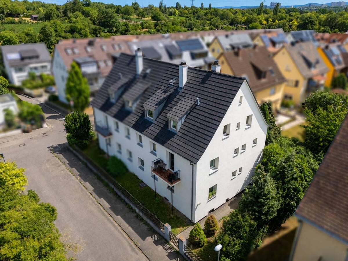 GELEGENHEIT: MFH-DHH mit 3 WE & kleiner Garten in familienfreundlicher Lage von Zuffenhausen! – 70435 Stuttgart – Bild 1 von 9