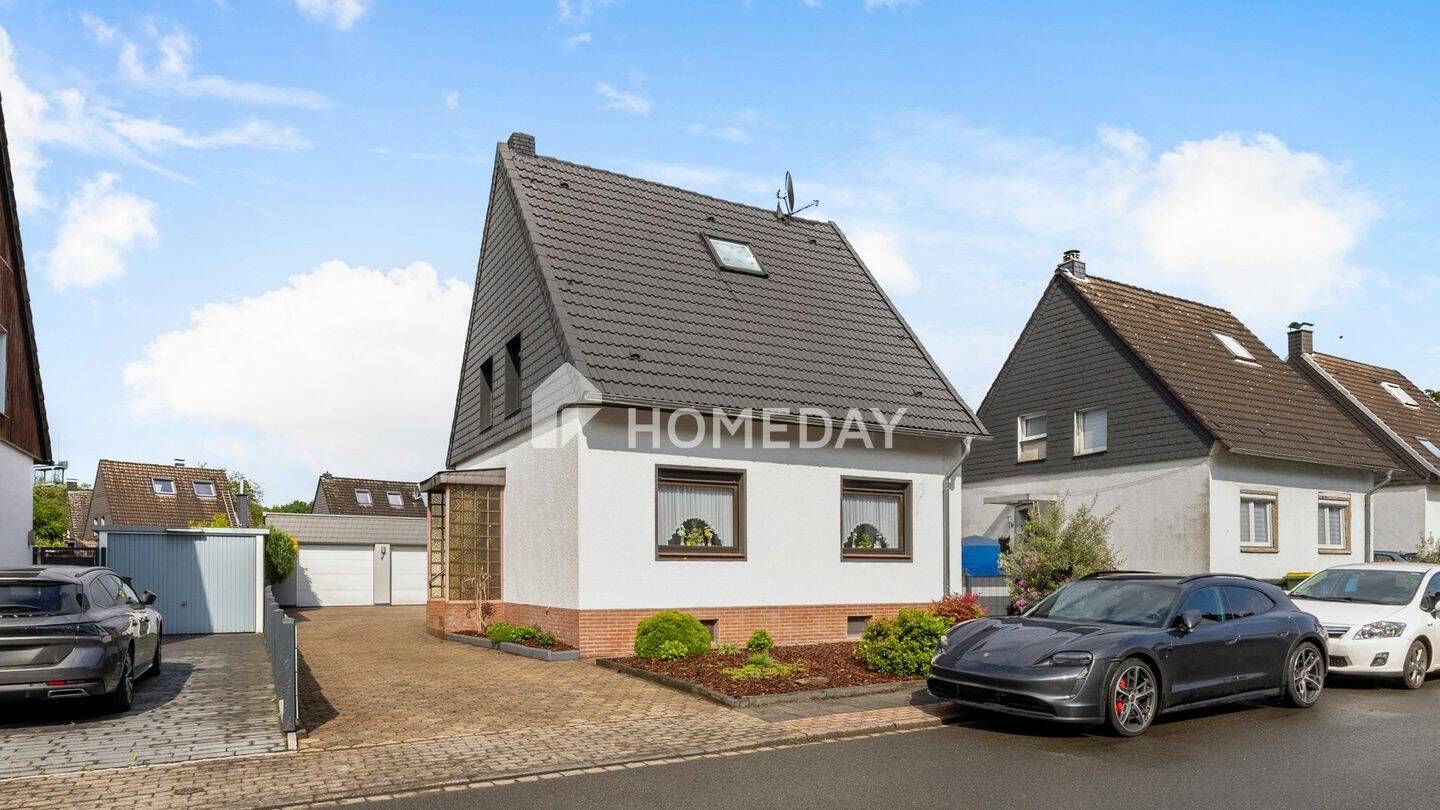 Ideal für Mehrgenerationen: Zweifamilienhaus mit großem Außenbereich und zwei Garagen