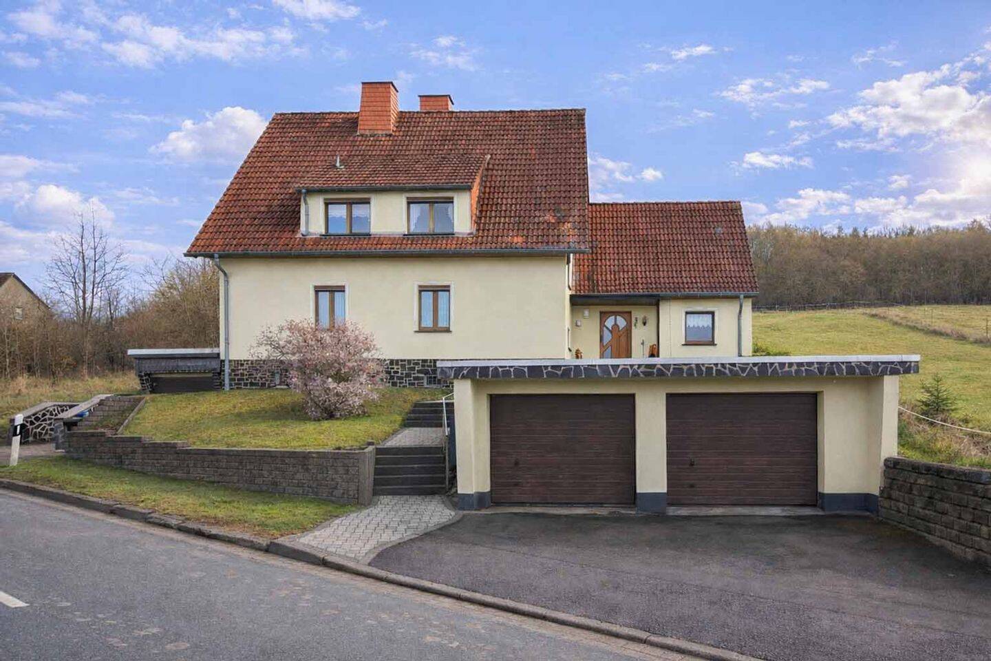 Großes Einfamilienhaus mit Gartenparadies, Gäste- und Nutzflächen sowie mehreren Garagen – Unterbreizbach – Bild 1 von 9