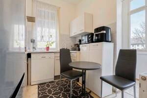 Charmante Altbauwohnung mit grünem Balkon & hohen Decken – 70435 Stuttgart – Vorschaubild 4