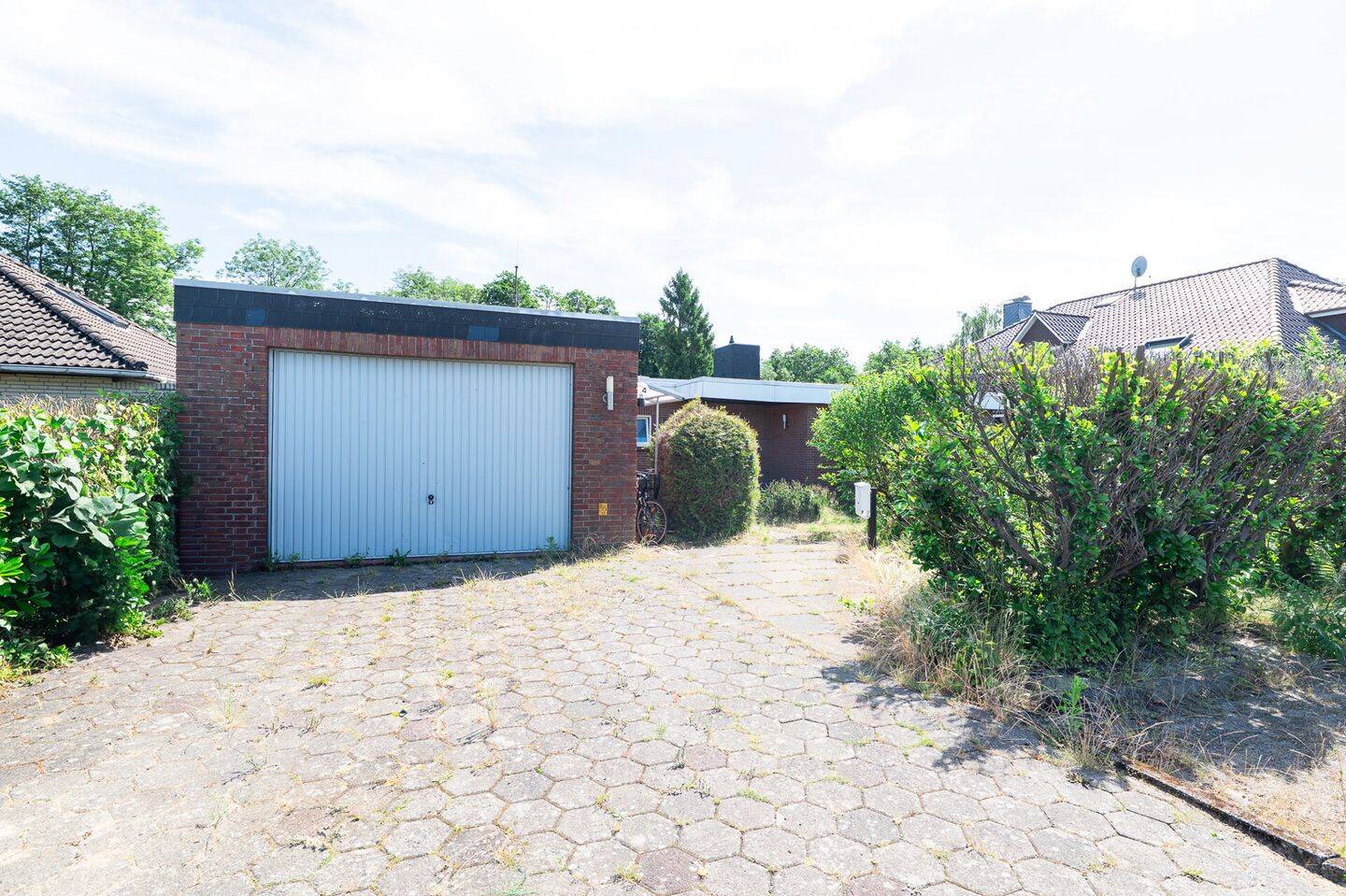 Familienfreundliches Split-Level-Haus mit Kamin, Souterrain und großem Garten am Naturschutzgebiet – Fredenbeck – Vorschaubild 3