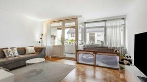 Erbbauzins: Helle 3-Zimmer-Wohnung mit Loggia - ca. 76 Quadratmeter in der ersten Etage