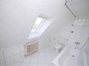 Renovierte & gemütliche 2,5 Raum-Dachgeschosswohnung mit Tageslichtbad & Gartennutzung in Hassel – 45896 Gelsenkirchen – Vorschaubild 5