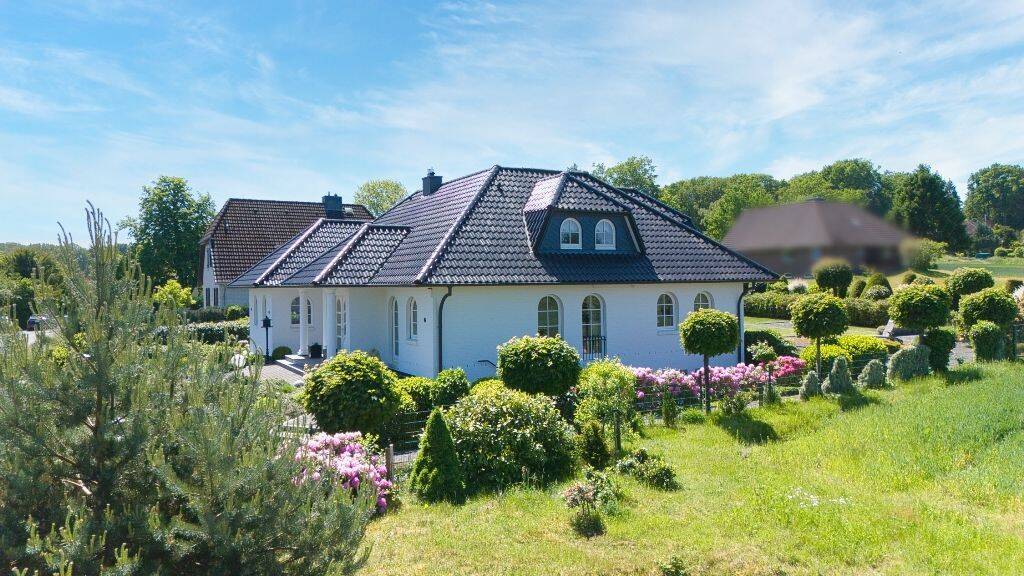 Architektur, Großzügigkeit und Wohnqualität auf höchstem Niveau in Seevetal-Helmstorf – Seevetal – Vorschaubild 4