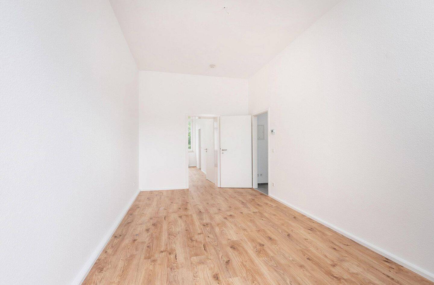 Renovierte 3-Zimmer-Wohnung mit Balkon – Düsseldorf – Vorschaubild 2