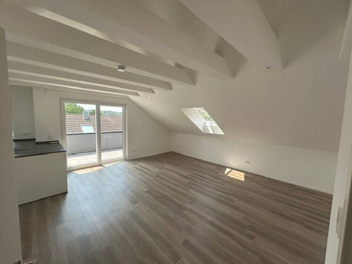 Großzügige 3,5-Zimmer-Dachgeschosswohnung mit 2 Balkonen, Fußbodenheizung & EBK – 71263 Weil der Stadt – Bild 1 von 9