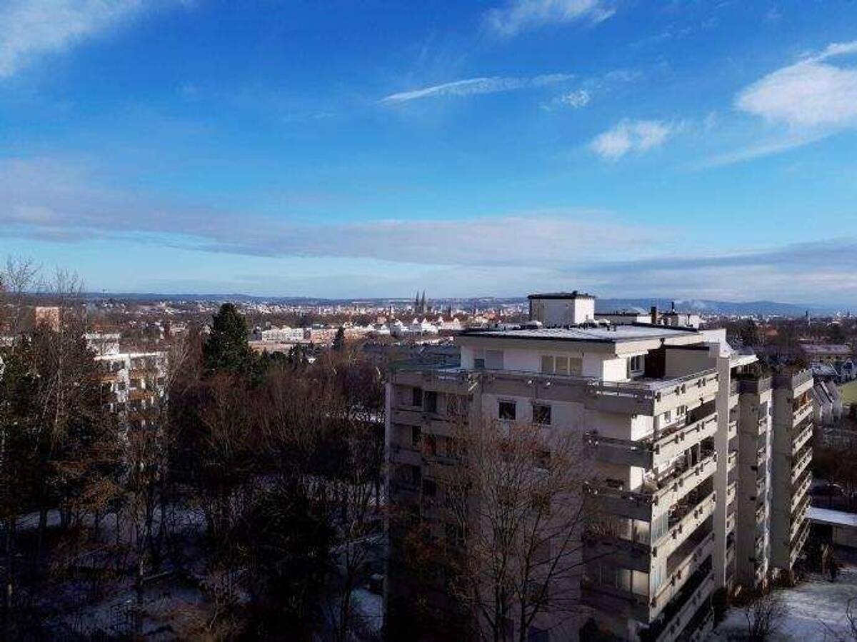 Herrlicher Ausblick! Renovierte 4,5 Zimmer Wohnung! – 93051 Regensburg – Bild 1 von 9