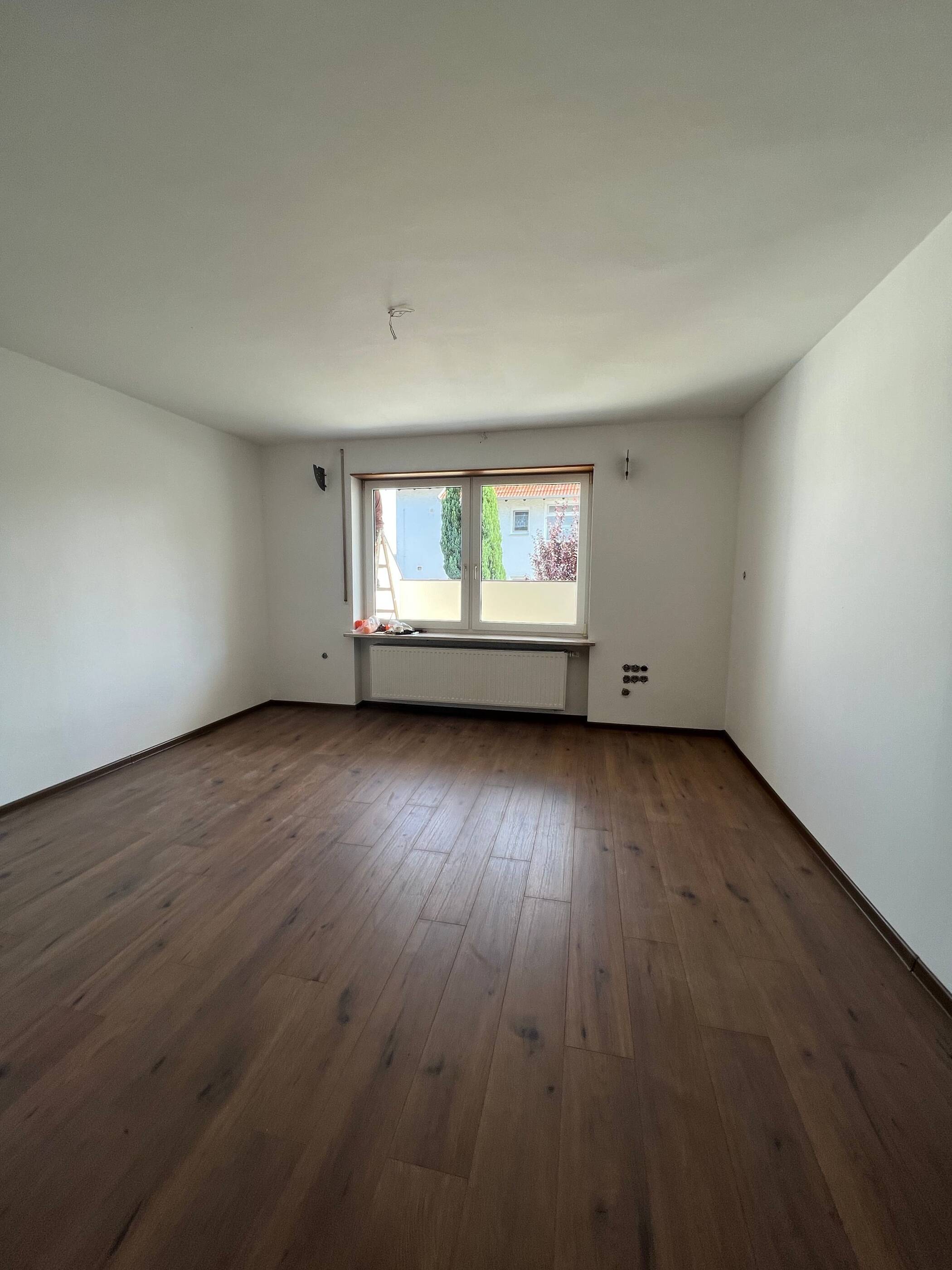 Kapitalanleger aufgepaßt ! Saniertes MFH mit zwei Doppel Garagen und Gewerbeeinheit – Poppenricht – Vorschaubild 4