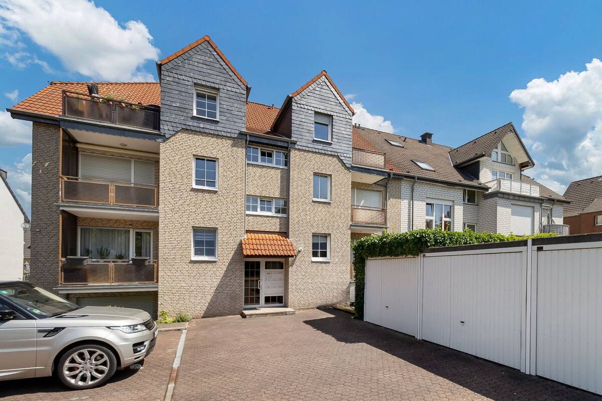 Lichtdurchflutete 4-Zimmer Wohnung mit 2 Balkonen, Garage & Stellplatz – 51149 Köln – Bild 1 von 9