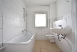 Renoviert! Geräumige 3-Zi-Altbau-Whg mit Balkon in Oberhausen – 46045 Oberhausen – Vorschaubild 1