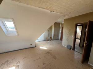 Dachgeschoss-Rohdiamant im Jugendstilhaus - 2,5 Zimmer zur individuellen Gestaltung in Stuttgart