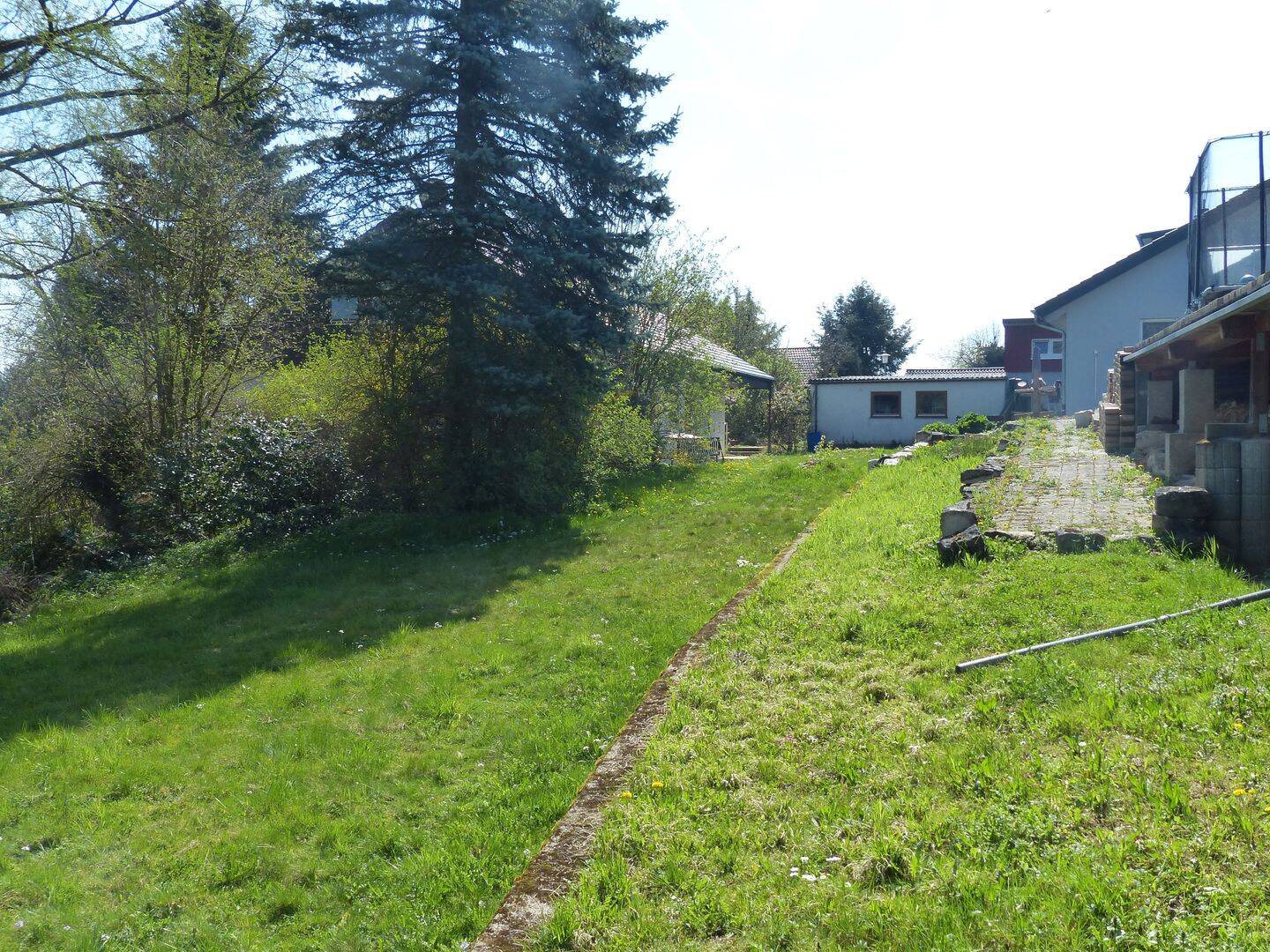 2-Familienhaus, freistehend, ruhige Lage, BJ1972, renovierungsbedürftig – Börtlingen – Vorschaubild 2