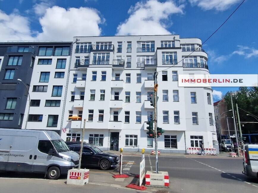 IMMOBERLIN.DE - Ersteinzug nach Sanierung: Sehr charmante Altbauwohnung mit Südbalkon & Lift – Berlin – Vorschaubild 2
